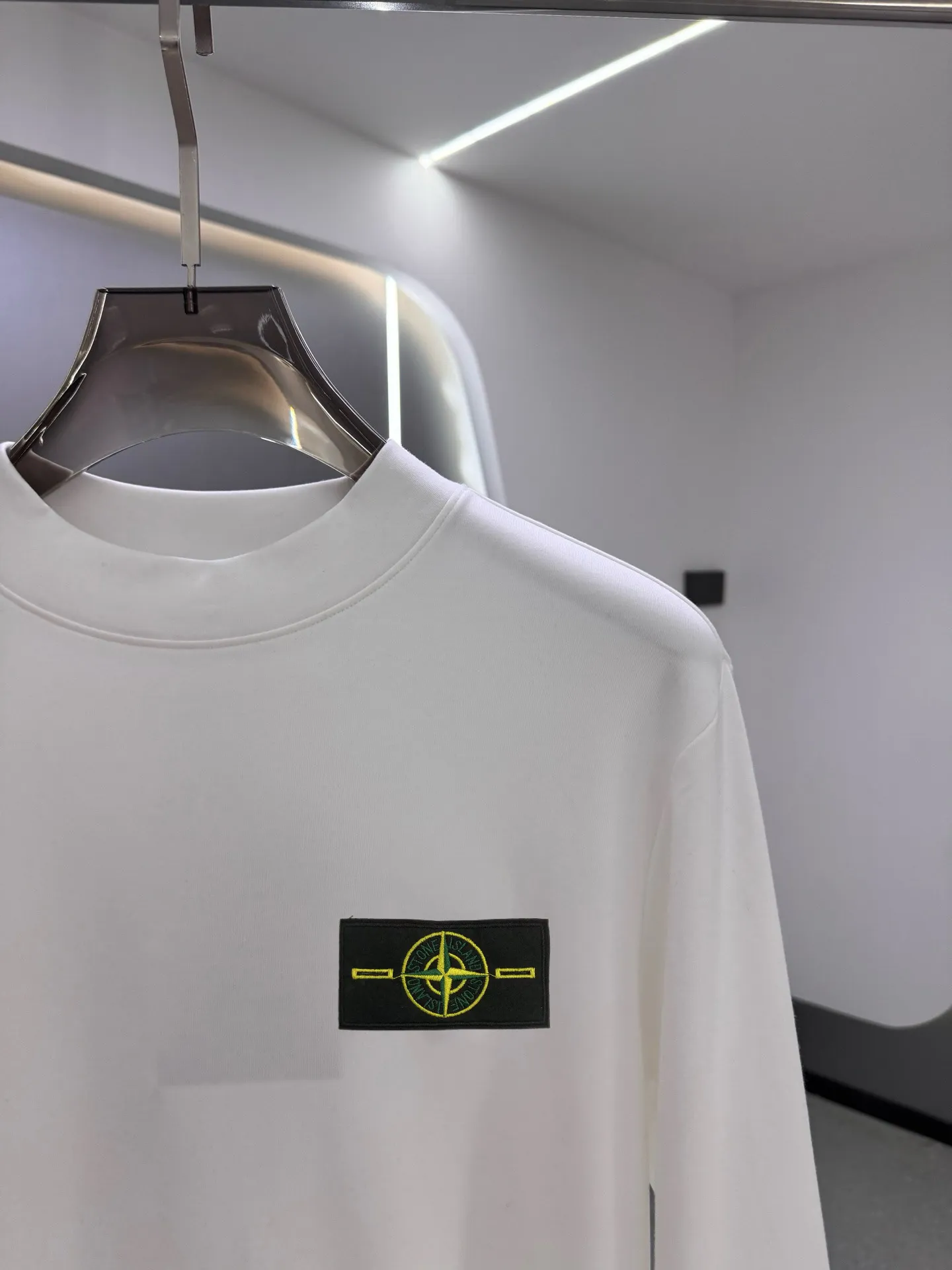 P220 Stone Island 2025 autumn and winter men's latest trade order mid-collar bottoming shirt, in full condition! ! Designed with logo embroidery! Customized 100% pure cotton fabric! Weighing 330g, the upper body is comfortable and breathable, not stiff, and has a rich three-dimensional feel overall. It is a quality export order that meets the simple needs of commuters. The upper body effect is very good, slimming, and not picky about the figure. The fabric workmanship is impeccable. Black White Size: XS-2XL